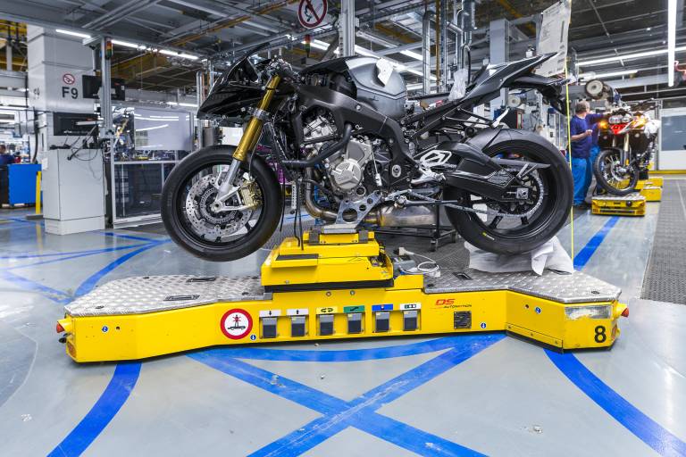 Bis zu 800 Motorräder pro Tag produziert das BMW-Werk Berlin. Die Montage der Zwei- und Vierzylindermodelle erfolgt mit höchster Effizienz und Ergonomie auf fahrerlosen Transportsystem des Österreichischen Herstellers DS Automotion.
