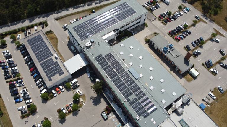 Photovoltaikanlage am Dach der Kraus & Naimer Produktion GmbH am Standort Weikersdorf (NÖ). (Bild: Karl Mayerhofer GesmbH)