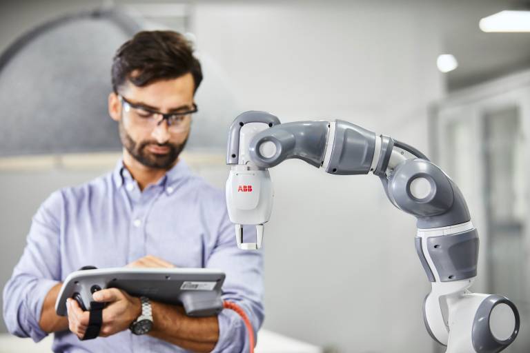 Die Charta fordert, dass Roboter die Menschen am Arbeitsplatz entlasten, insbesondere von monotonen, gefährlichen und schmutzigen Arbeiten.