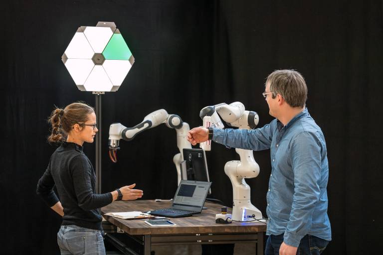 Demo auf der munich_i, auf der Mensch und Roboter interagieren.
(Bild: Astrid Eckert/TUM)
