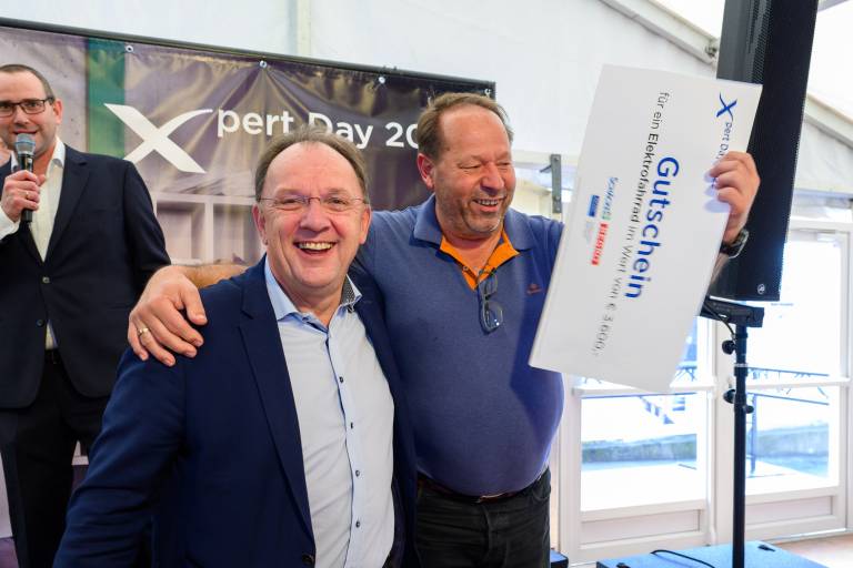 J. Robert Pfarrwaller, Vorsitzender der Geschäftsführung/CEO Rexel (links) war guter Laune beim Event. Fotocredit alle Bilder: Gregor Nesvadba und  Rexel Austria.