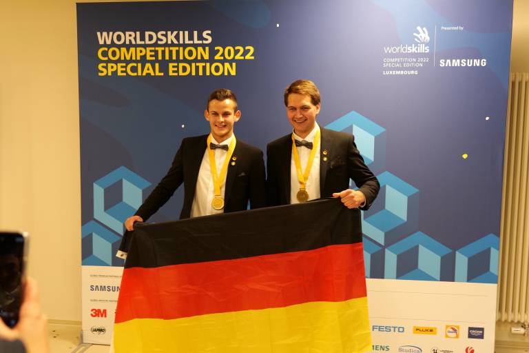 Die Sieger Philipp Raab (links) und Marvin Schuster im Berufsfeld Roboterprogrammierung. (Bild: WorldSkills)
