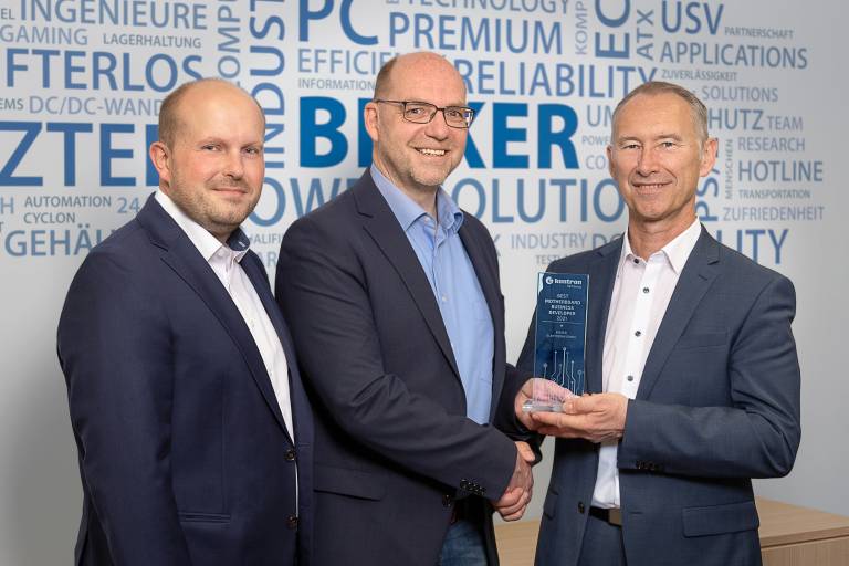 V.l.: Thomas Stanik (Kontron), Fred Knapp (Bicker Elektronik) und Peter Hoser (Kontron) bei der Übergabe des Kontron Awards 'Best Motherboard Business Developer 2021'.

