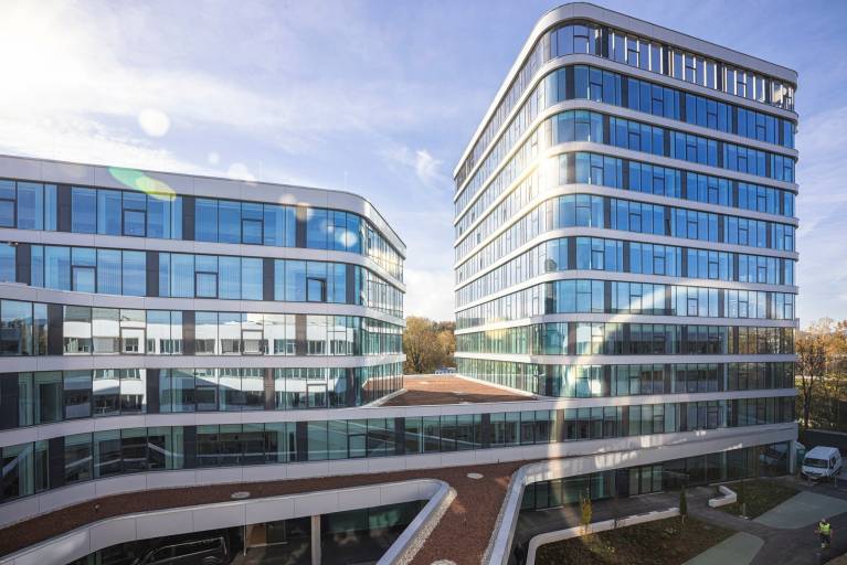 Auf 8.000 Quadratmetern arbeiten nun rund 700 Mitarbeitende von Siemens an einem Standort, der alle Anforderungen an die neue Arbeitswelt erfüllt.
