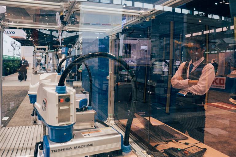 Automatisierung für Kunststoffhersteller muss flexibel sein, damit sie die Technologie voll ausnutzen können. Ein Roboter, der mehrere Produktionsschritte gleichzeitig automatisieren kann, maximiert die Vorteile der Automatisierung.