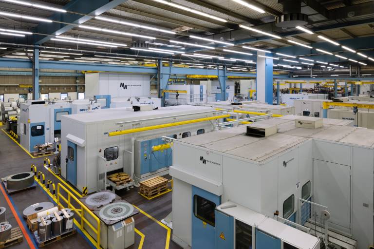 Schuler hat acht Anlagen zur Herstellung von Elektroblechen am Standort von Siemens in Nürnberg vernetzt. (Bilder: Schuler)