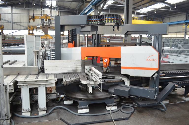Der Stahlhändler Klöckner & Co setzt an seinem Standort in Landsberg auf einen umfangreichen Maschinenpark – unter anderem auf die automatische Doppelgehrungsbandsäge KASTOmiwin.