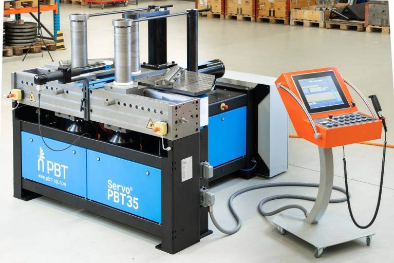 PBT setzt künftig bei seinen hochwertigen Maschinen auf servohydraulische Antriebe.