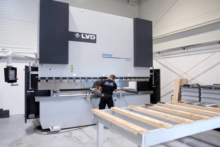 Seit Sommer 2022 ist die neue LVD-Abkantpresse bei Metalltechnik Maierhofer im Einsatz. (Bilder: x-technik)