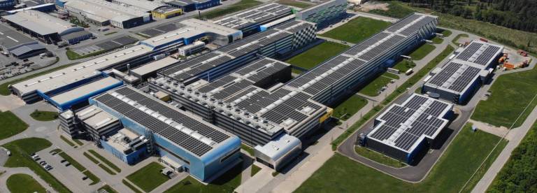 60.000 m² Photovoltaikanlage auf den Dächern des neuen Amag-Werks produzieren 7,3 GWh elektrischen Strom pro Jahr. (Bild: Amag)