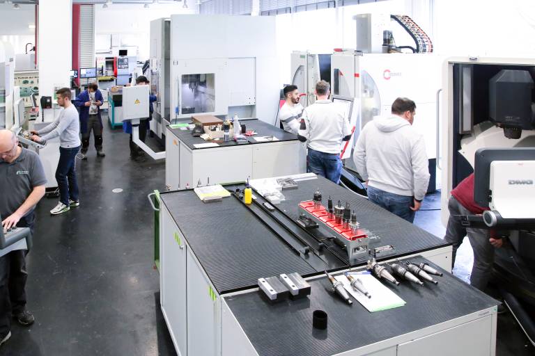 Für die Ausbildung in der CNC-Technik stehen in der Werkstätte des WIFI Linz modernste Werkzeugmaschinen zur Verfügung. (Bilder: x-technik)