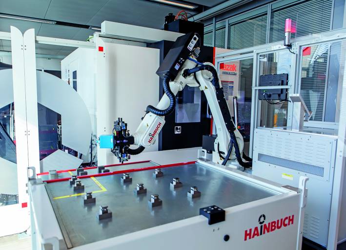 Der Robilo von Hainbuch ist ein kleiner, kompakter und intuitiv bedienbarer Roboter für eine automatisierte Werkstückbeladung.
