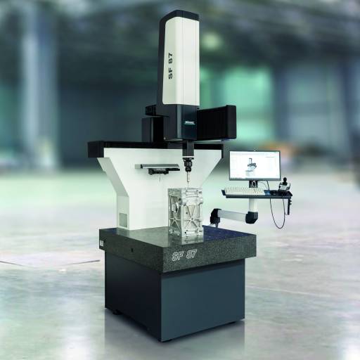 Die Wenzel Shopfloor 87 mit Roboterarm UR10 zum Be- und Entladen der Maschine ist eine spezielle Automatisierungslösung für die Produktionsumgebung. 