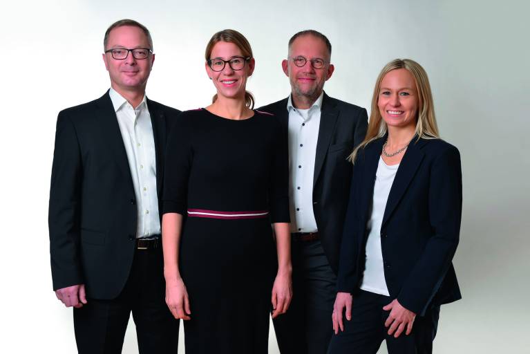 Für eine erfolgreiche Zukunft: Die beiden neuen Geschäftsführer Christian Erlinger (l.) und Knut Mersch (2.v.r.) zusammen mit den beiden Geschäftsführerinnen der Muttergesellschaft Julia Klingspor (2.v.l.) und Verena Schechner (r.).