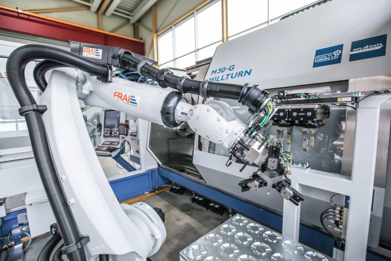 Eine der flexibelsten Varianten der Automatisierung von Produktionsmaschinen bzw. Prozessen ist der Knickarmroboter in einer Roboterzelle.