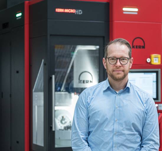 Simon Eickholt, Geschäftsführer der Kern Microtechnik GmbH, kann auf erfolgreiche Jahre zurückblicken und erwartet, auch dieses Jahr wieder deutlich zu wachsen. (Bild: Kern Microtechnik)