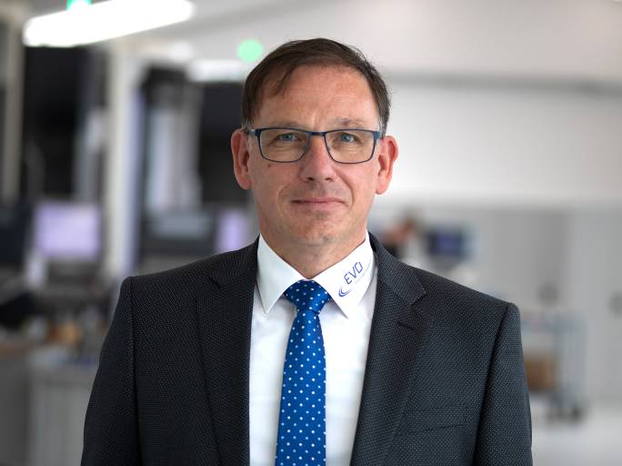 Jürgen Widmann, der geschäftsführende Gesellschafter der EVO Informationssysteme GmbH im Produktionsumfeld bei einem mittelständischen Metallverarbeiter.
