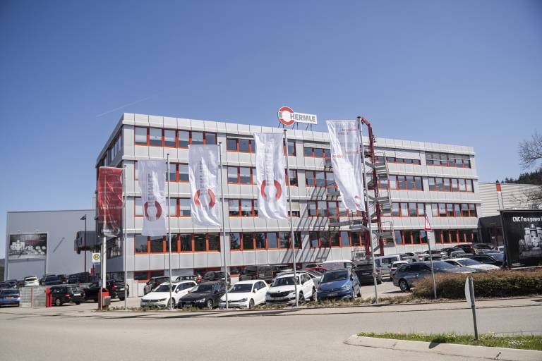 Die Maschinenfabrik Berthold Hermle AG zählt zu den weltweit führenden Herstellern von Fräsmaschinen und Bearbeitungszentren und bietet seinen Kunden komplette Automationslösungen aus einer Hand. 
