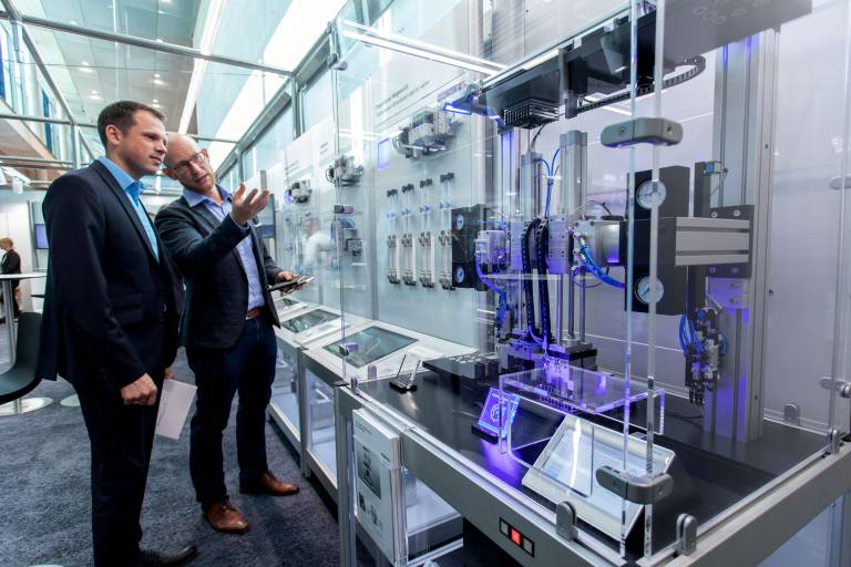 Auf der AMB informieren zahlreiche Aussteller über ihre Automationslösungen für die metallverarbeitende Industrie und den Maschinenbau. (Bilder: Landesmesse Stuttgart GmbH)