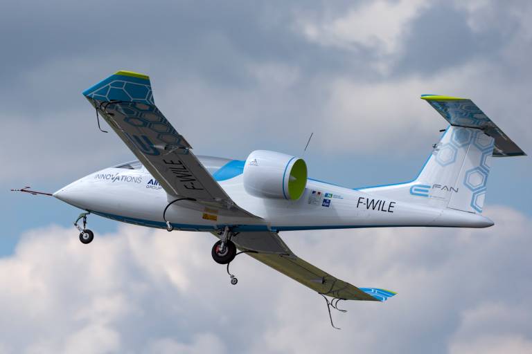 Flugzeughersteller verfolgen unterschiedliche Konstruktionsansätze für die elektrifizierten Flugzeuge der Zukunft, wie beispielsweise die Airbus Group mit dem Airbus E-Fan-Prototyp.