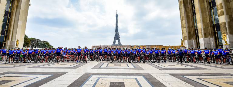220 Mitarbeitende aus 26 europäischen Ceratizit-Standorten fuhren mit ihren Bikes quer durch Paris.