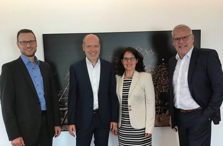Am 1. Juli 2022 stimmten Iris und Dieter Münz (Mitte) der Mehrheitsbeteiligung durch die Vollmer Gruppe an ihrem Startup ultraTEC zu. Für den Biberacher Schärfspezialisten waren die Geschäftsführer Dr. Stefan Brand (ganz rechts) und Jürgen Hauger (ganz links) beim Vertragsabschluss vertreten.