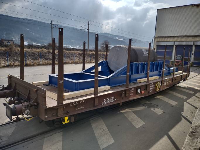Ein 50 Tonnen Edelstahlblock vor der Abfahrt nach Italien. (Bild: Breitenfeld Edelstahl)