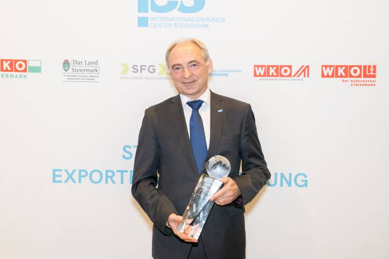 Boehlerit-Geschäftsführer Johann Werl nahm den Preis für sein Unternehmen entgegen: Top-Exporteur 2022 in der Kategorie Großunternehmen.

(Bild: ICS, Fischer)