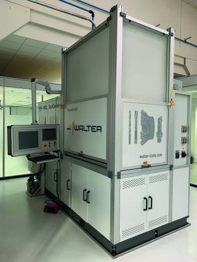 Mit einer Maschinenspende im Wert von 100.000 Euro unterstützt die Walter AG das Institut für Werkzeugmaschinen (IfW) der Universität Stuttgart. (Bild: Walter AG)