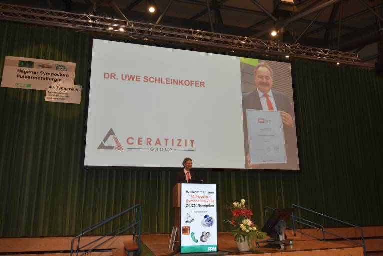 Ceratizit-Vorstandsmitglied Thierry Wolter hält die Laudation für Dr. Uwe Schleinkofer beim Hagener Symposium.  
