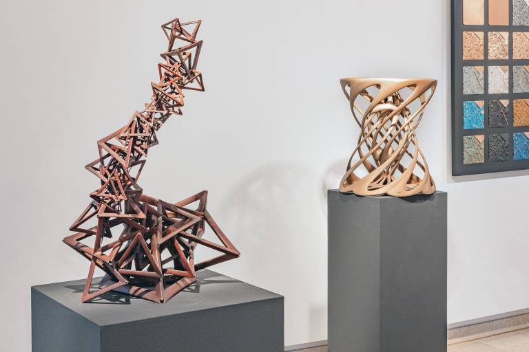 Für die beiden Kunstwerke Kinetic Assembly Structure von Peter Mühlhäußer und Infiniala von Sergej Ehret wurden Urformen aus PMMA gedruckt, die danach in Bronze abgegossen wurden.