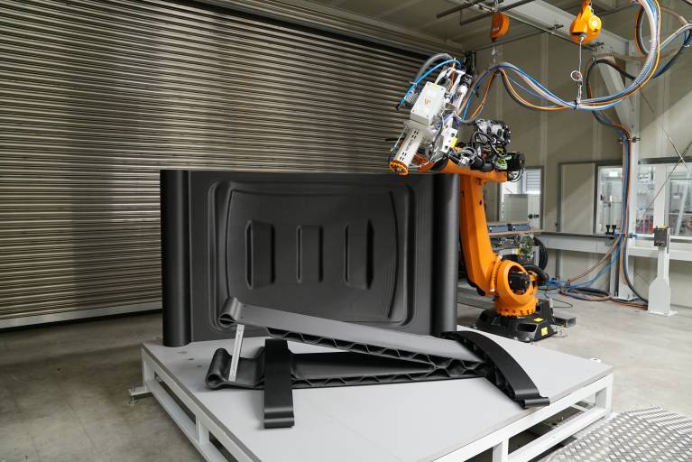 Ein per Industrieroboter im 3D-Druck gefertigtes Greiferbauteil entstand im Leichtbau- und Technologiezentrum der BMW Group im Werk Landshut. (Bild: BMW Group)