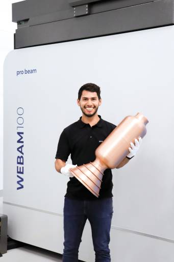 WEBAM-Kupfermodell eines Raketenmotors, vorgestellt von einem Ingenieur bei pro-beam.