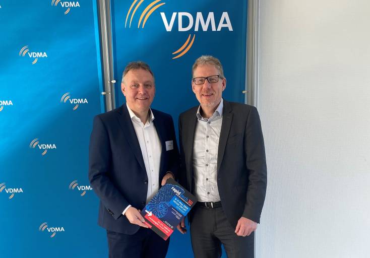 Michael Kynast (links), Geschäftsführer der Messe Erfurt GmbH und Dr. Markus Heering, Geschäftsführer des VDMA e.V. ArGe AM, freuen sich über den Kooperationsvertrag. (Bild: VDMA)