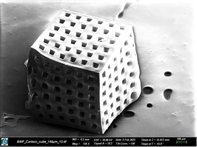 3D-gedruckte Kohlenstoff-Mikrogitter-Architektur bei 150-facher Vergrößerung: eine karbonisierte Probe mit einer Gitterstärke von 100 μm und einem Abstand zwischen benachbarten Gittern von 100 μm. (Bild: BMF)