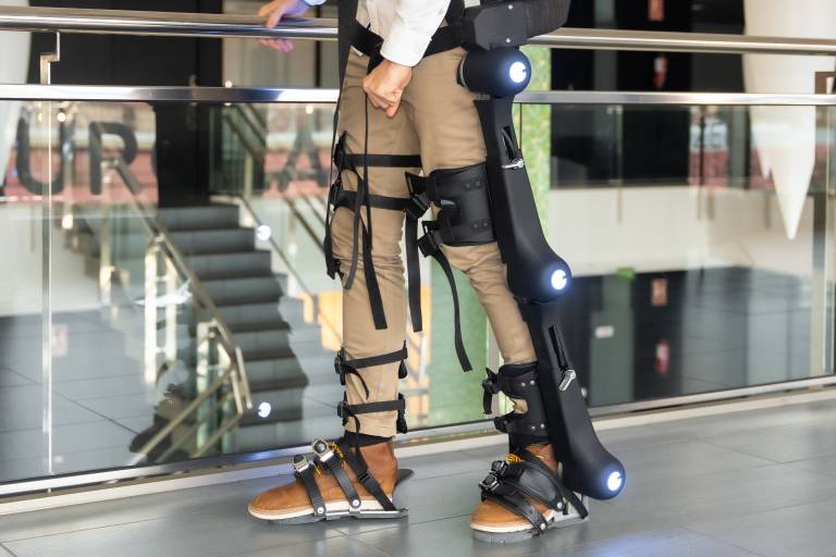 Das Gogoa Exoskelett HANK wurde dafür entwickelt, um Menschen in der Rehabilitation unterer Gliedmaßen zu unterstützen. Dafür werden zahlreiche Teile additiv hergestellt.