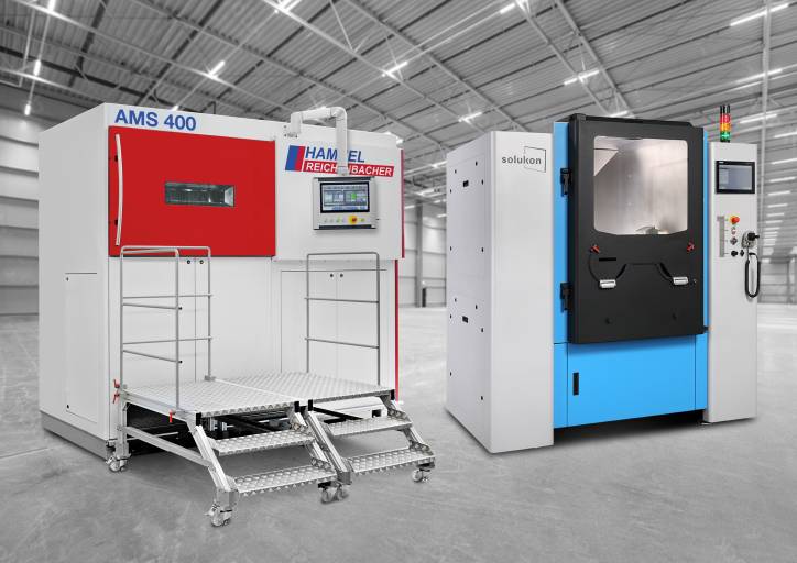 Der 3D-Drucker AMS 400 von Reichenbacher und das Entpulverungssystem SFM-AT1000-S von Solukon für automatisiertes Auspacken und Feinreinigen von 3D-gedruckten Metallteilen.