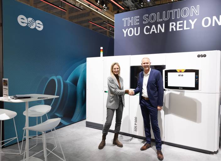 Marie Langer, Vorsitzende der Geschäftsführung der EOS GmbH, und Stephan Rösler, Geschäftsführender Gesellschafter der Rösler Oberflächentechnik GmbH, freuen sich auf die zukünftige Zusammenarbeit ihrer beiden Unternehmen.