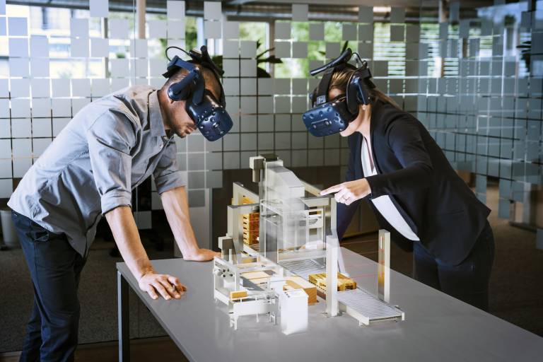 Mit VR- und AR-Brillen kann sich der Entwickler mit dem simulierten Maschinenmodell explizit befassen, ohne durch die Umgebung abgelenkt zu werden. 