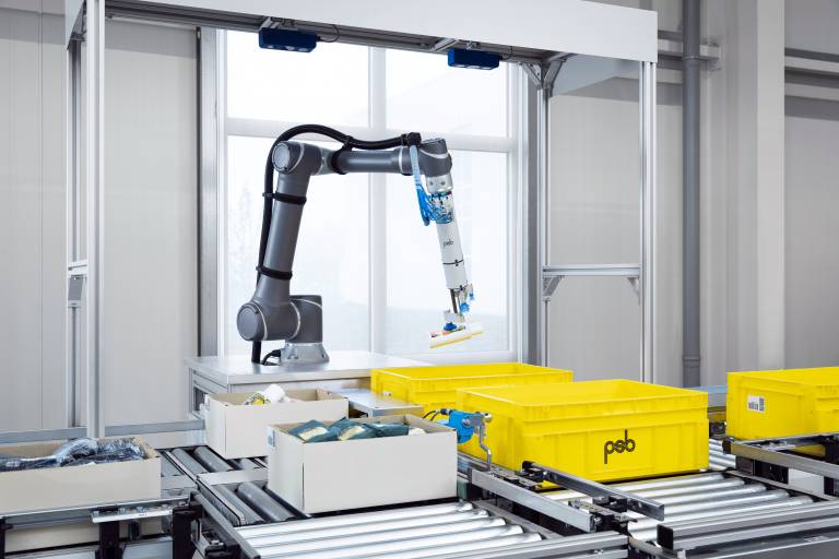 Der Roboter greift unbekannte Produkte aus Schüttgut und legt sie im Zielbehälter ab - je nach Greifobjekt 300 bis 500 Teile pro Stunde. (Bilder: psb intralogistics GmbH)