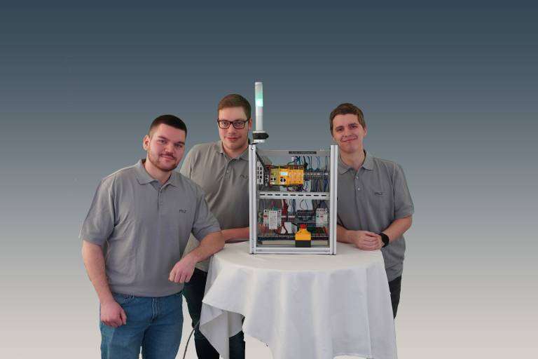 Das Team Product Services (v.l.n.r.): Stefan Petkovic, Christof Weninger, Vice President Product Services, Florian Brandl. (Bild: Pilz Ges.m.b.H.)
