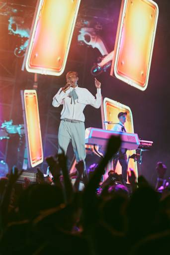 In der Musikwelt bekannt: „Alors on danse“ hat zu Weltruhm geholfen und jetzt setzt Stromae von März bis Dezember 2023 seine Multitude Tour in Europa fort. Mit auf der Bühne: Zehn Kuka Roboter. 
Alle Bilder: PHOTOS LYDIE BONHOMME/Mosaert 