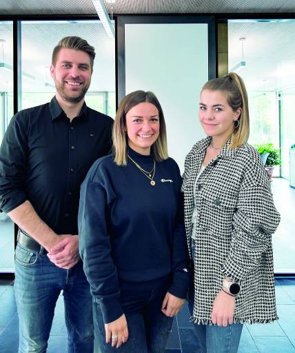 Das Team des elo.stores (v.l.n.r.): Tony Baumann, Annika Riebel, Nadine Bodenmüller). (Bild: elobau GmbH & Co. KG)