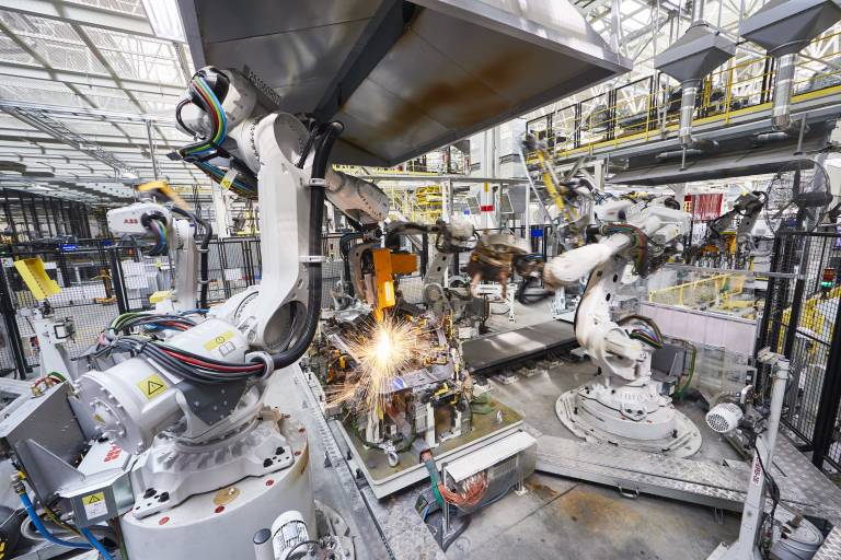 ABB beliefert die Renault Group mit Großrobotern und digitalen Lösungen und festigt damit ihre Position als einer der größten Anbieter von Fertigungstechnologien für Elektrofahrzeuge innerhalb des Unternehmens. (Bild: ABB)