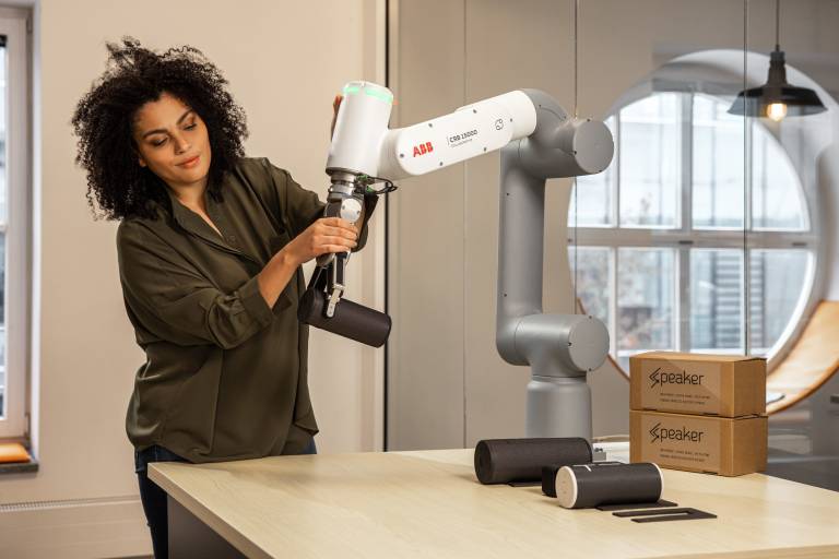 Der einfach zu bedienende, kollaborative Roboter GoFa™ CRB 15000 verfügt über intelligente Sensoren in allen Gelenken und ermöglicht so eine enge Zusammenarbeit zwischen Mensch und Roboter. 