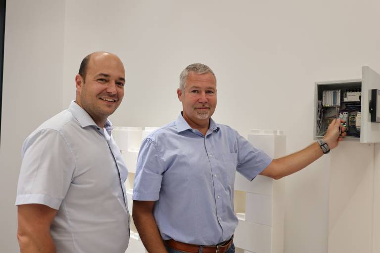 Michael Krammer (re.) und David Mayrbäurl, beide Business Manager Industrial Automation bei Rexel, wissen wo Energiemonitoring Einsparpotenziale eruieren kann,