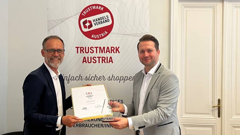 Handelsverband-Geschäftsführer Rainer Will (rechts im Bild) verlieh den Award an Rudolf Koch, RS Country Manager Austria, Switzerland, Slovenia.