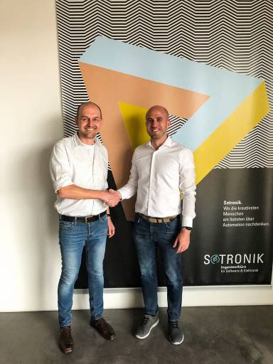 Gemeinsam stark: Oliver Heidl, Vice President Partner Management bei Hilscher (re.) und Stefan Genswein, Geschäftsführer bei Sotronik.