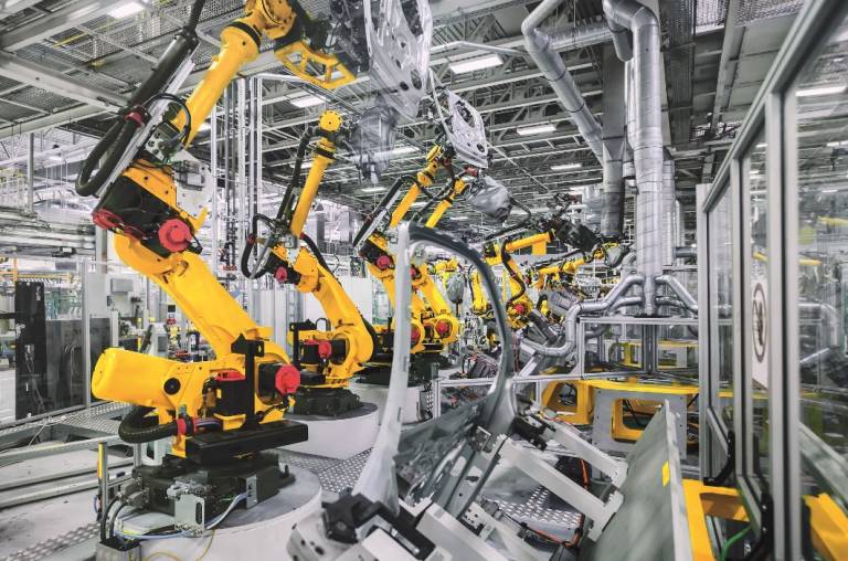 Während Industrieroboter traditionell vor allem in der Automobil- und Elektronikindustrie eingesetzt wurden, haben sie sich inzwischen in vielen anderen Branchen und Unternehmen durchgesetzt. 