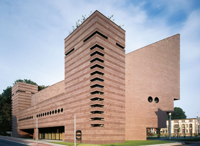Die einzigartige Bauweise des „Botta-Baus“ zieht regelmäßig Architekturstudierende vom Campus in Minden an.